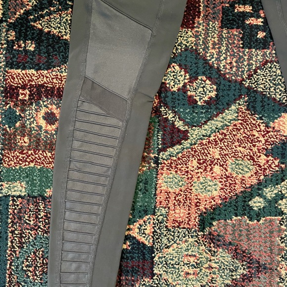 Grey Alo Yoga Low-Rise Moto Leggings - Picture 9 of 13
